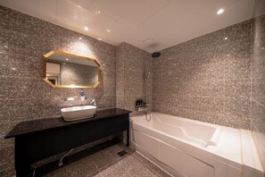 VIP - Room Only | 浴室 | 吹风机、毛巾、肥皂、洗发水