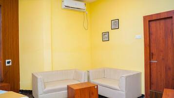 Kamar Eksekutif, pemandangan kota | Meja kerja, ruang kerja ramah laptop, dan kedap suara