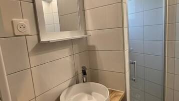 Een douche, handdoeken