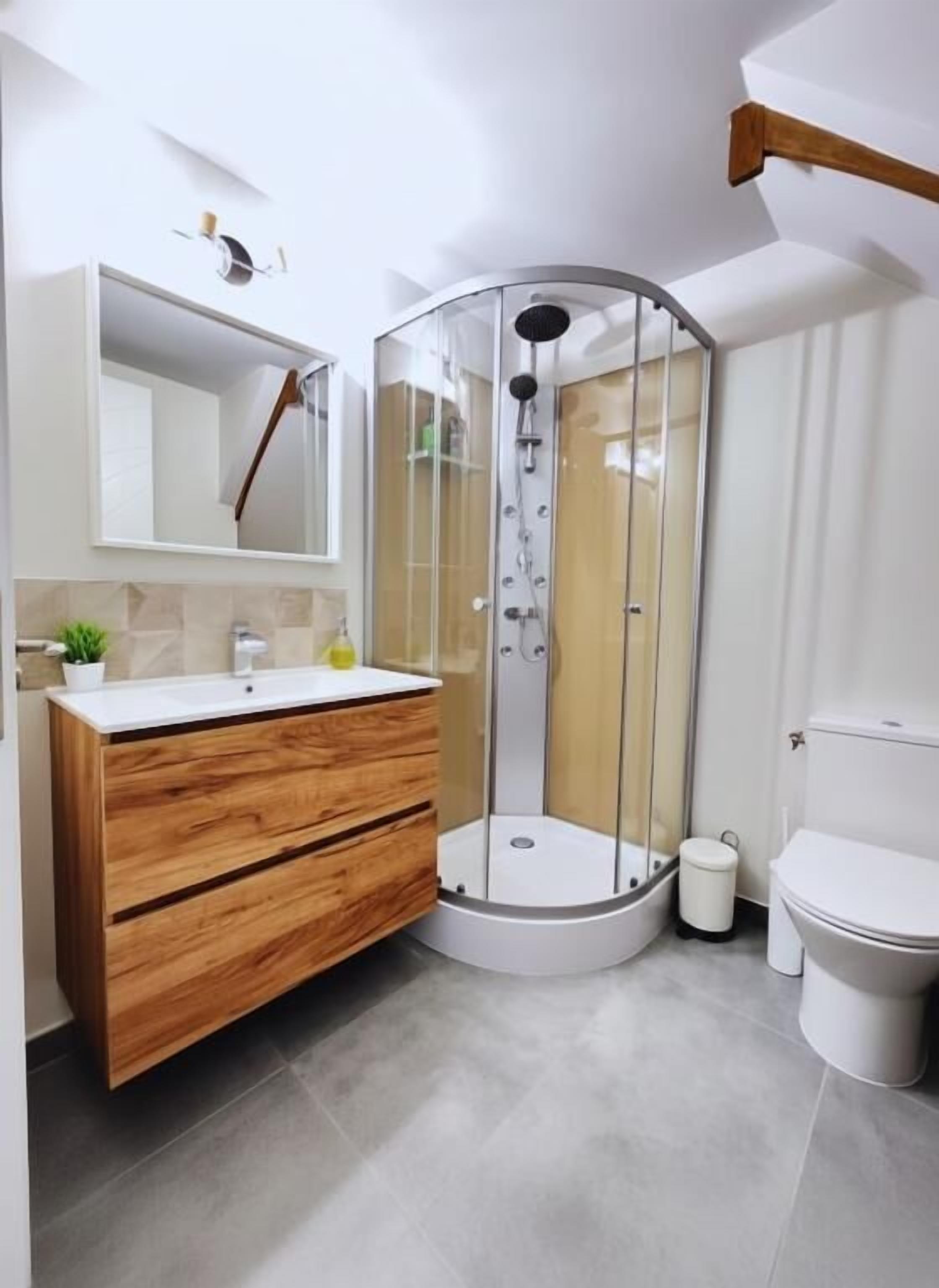 Een douche, handdoeken