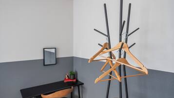 デスク、アイロン / アイロン台、WiFi (無料)