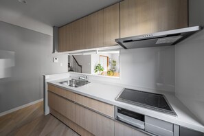 Hűtőszekrény, mikrohullámú sütő, főzőlap és rizsfőző