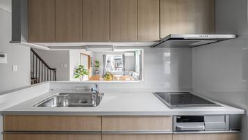 Réfrigérateur, micro-ondes, plaque de cuisson, cuiseur de riz