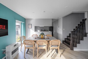 Khu vực ăn uống tại phòng