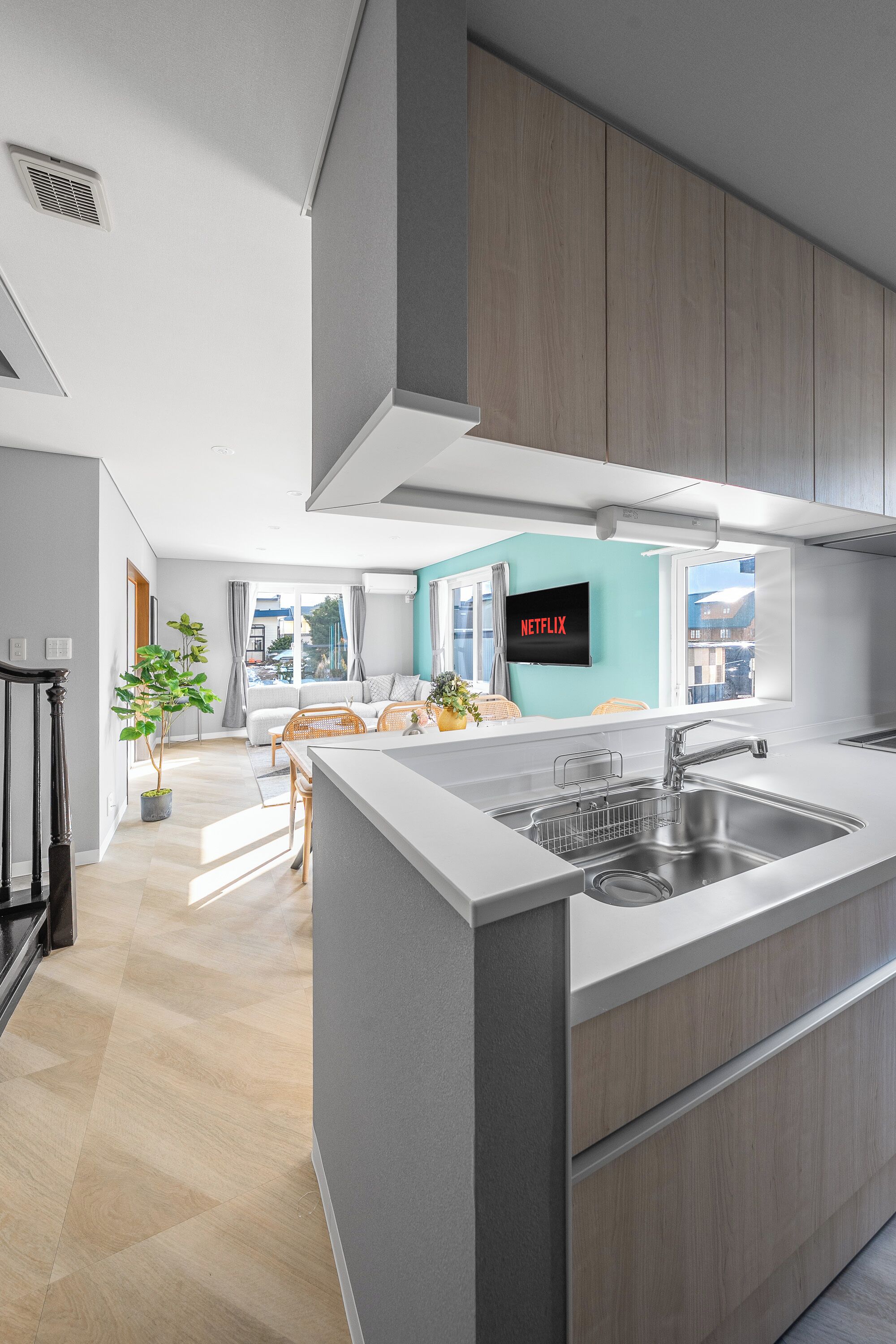 Frigorífico, microondas, placa de cocina y arrocera