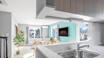 Frigorífico, microondas, placa de cocina y arrocera