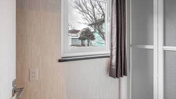 Toalettartikler (inkludert), hårføner, tøfler og håndklær