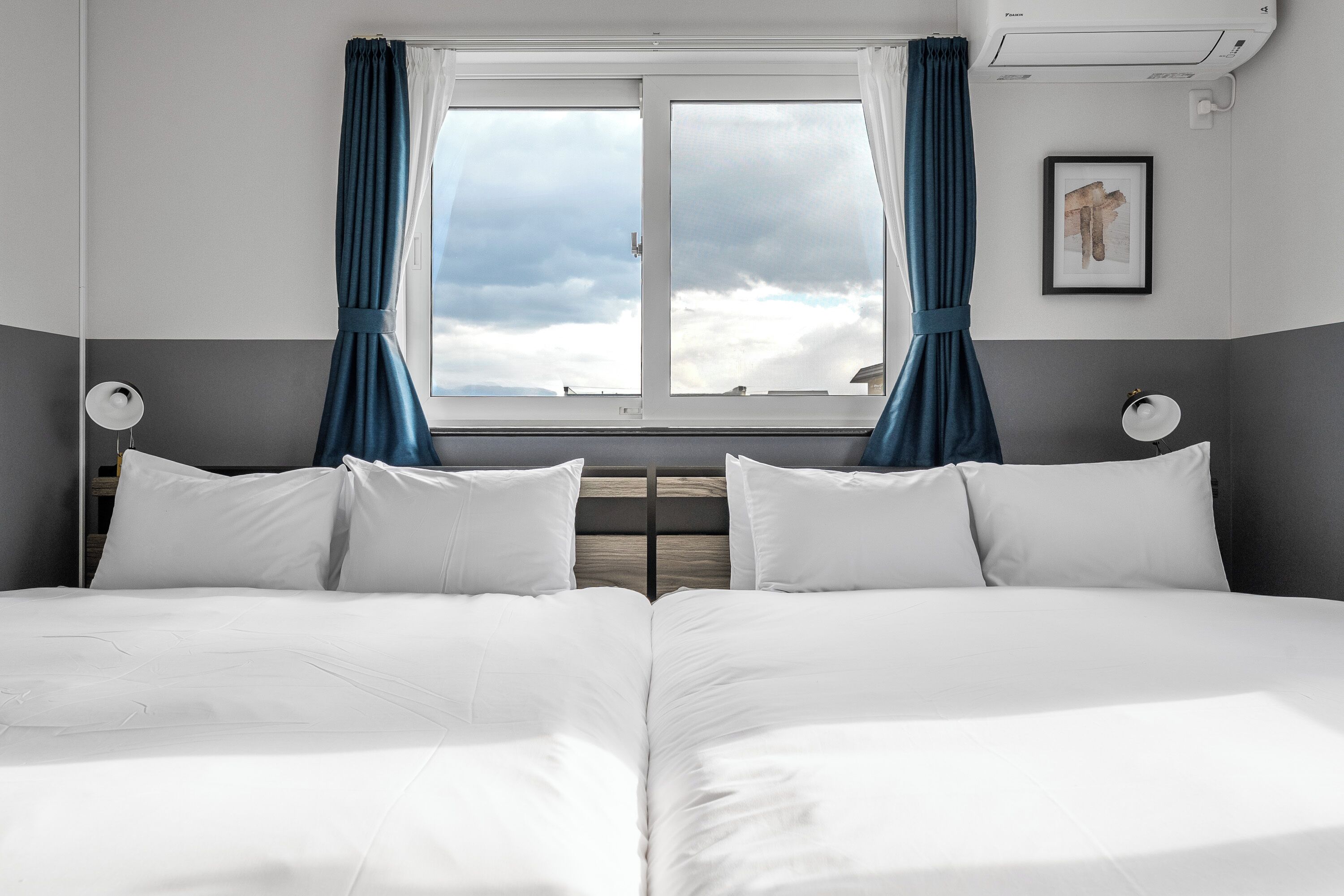 Een bureau, een strijkplank/strijkijzer, gratis wifi