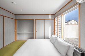 Escritorio, tabla de planchar con plancha y wifi gratis 