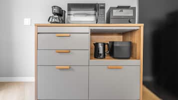 KĂŒhlschrank, Mikrowelle, Herdplatte, Reiskocher