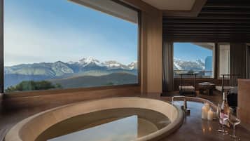 Superior Suite | Bathroom | Rainfall showerhead, free toiletries, hair dryer, bathrobes