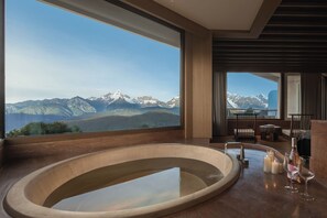 Suite Supérieure | Salle de bain | Douche à « effet pluie », articles de toilette gratuits, sèche-cheveux