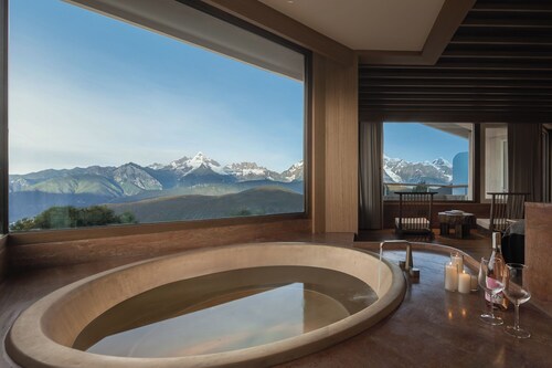 LOSTVILLA Deqin Meri Snow Mountain