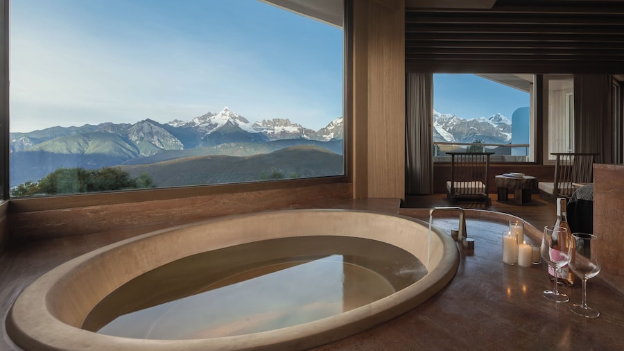 LOSTVILLA Deqin Meri Snow Mountain