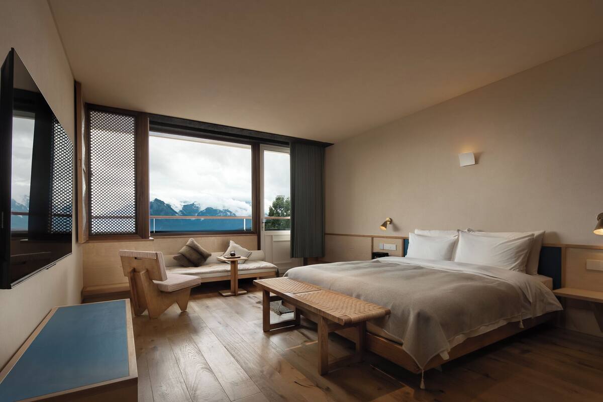Cubrecamas, minibar con artículos gratuitos y cortinas blackout 