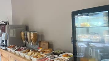 Petit déjeuner buffet (8 EUR par personne)
