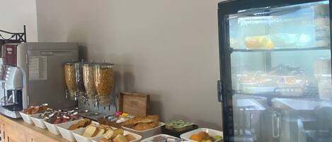 Petit déjeuner buffet (8 EUR par personne)