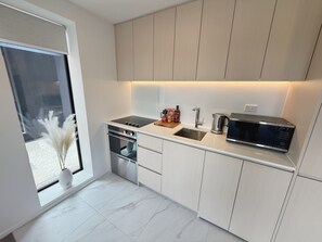 Micro-ondes, four, plaque de cuisson, lave-vaisselle