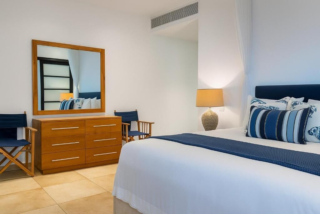 Caja de seguridad en la habitación y escritorio 