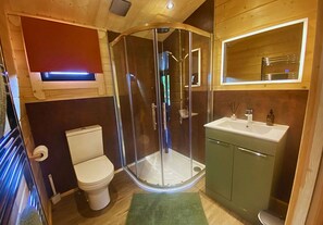 Shower, towels - Oak Tree Lodge in Brandesburton, East Yorkshire,  accommodates four people (Driffield)