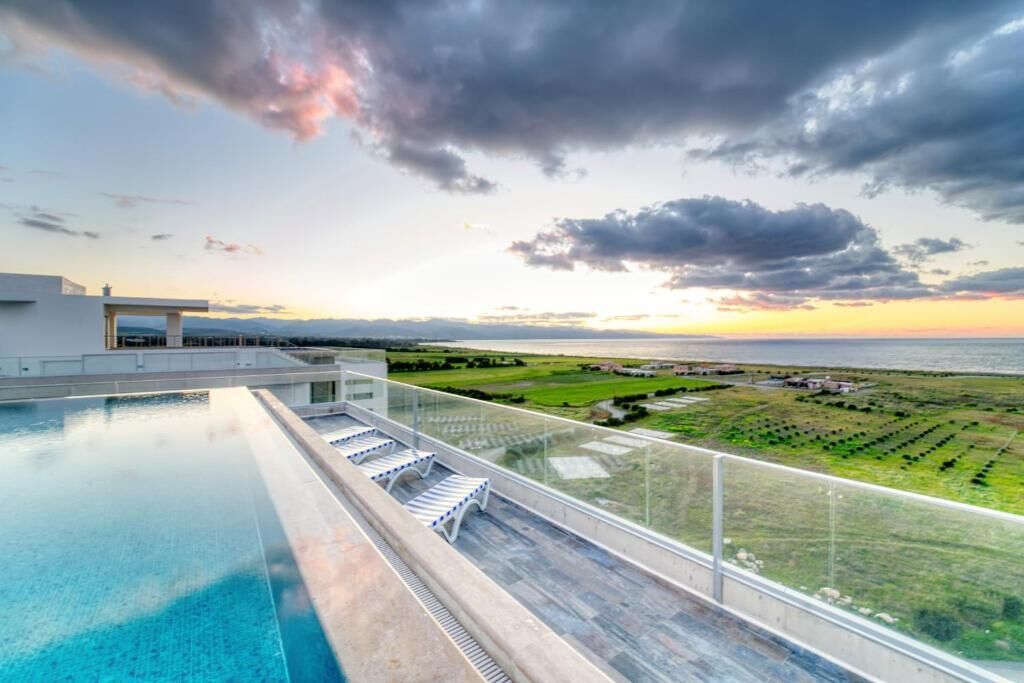 室內游泳池和5 座室外游泳池，提供泳池遮陽傘和日光浴躺椅