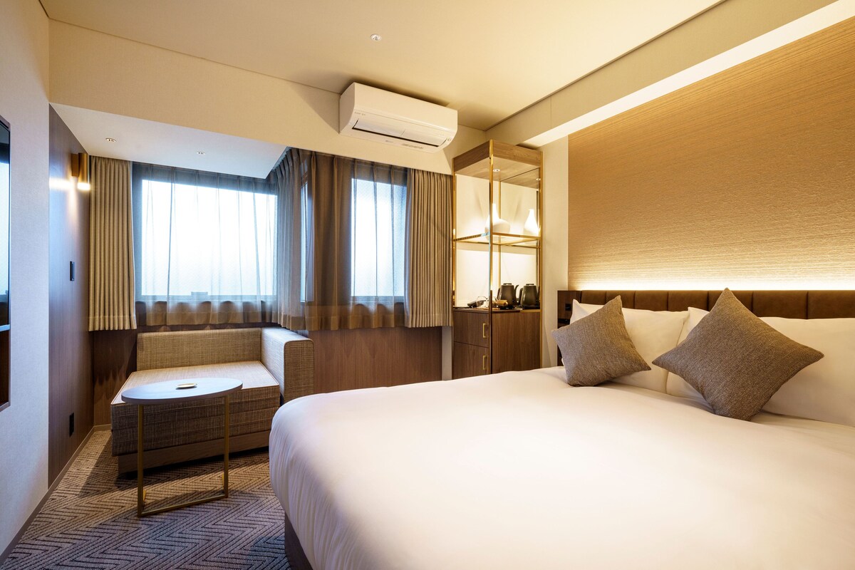 Laptop workspace, free WiFi, bed sheets