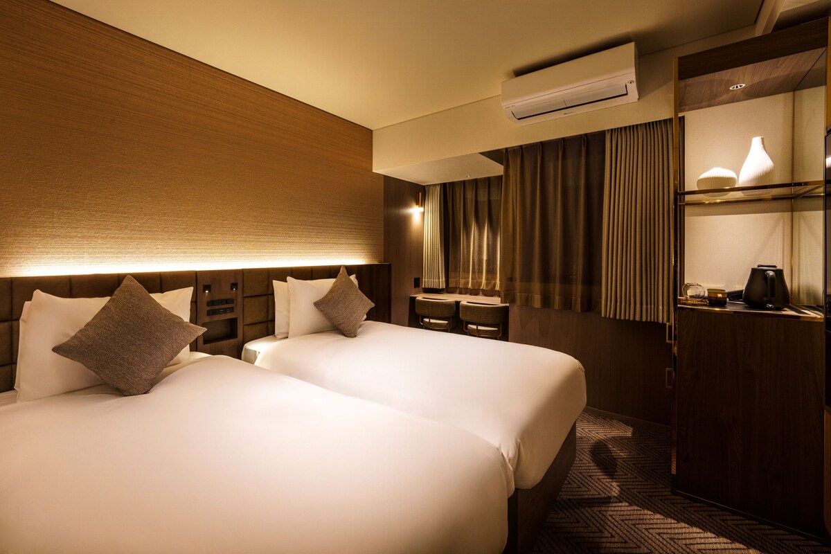 Laptop workspace, free WiFi, bed sheets
