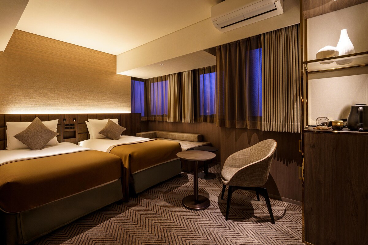 Deluxe Twin Room, Non Smoking | Laptop workspace, free WiFi, bed sheets