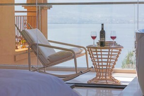 Family Room, Lake View | Minibar, desk, laptop workspace, blackout curtains - Dali Sea Coconut Muxin Yeelen Villa (Dali)