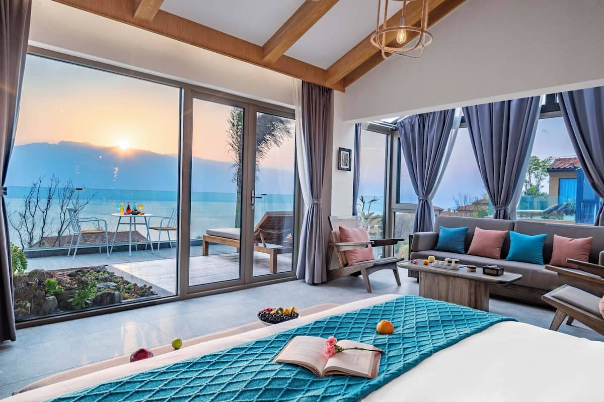 Kahden hengen luksushuone, järvinäköala | Minibaari, työpöytä, kannettavalle tietokoneelle sopiva työtila