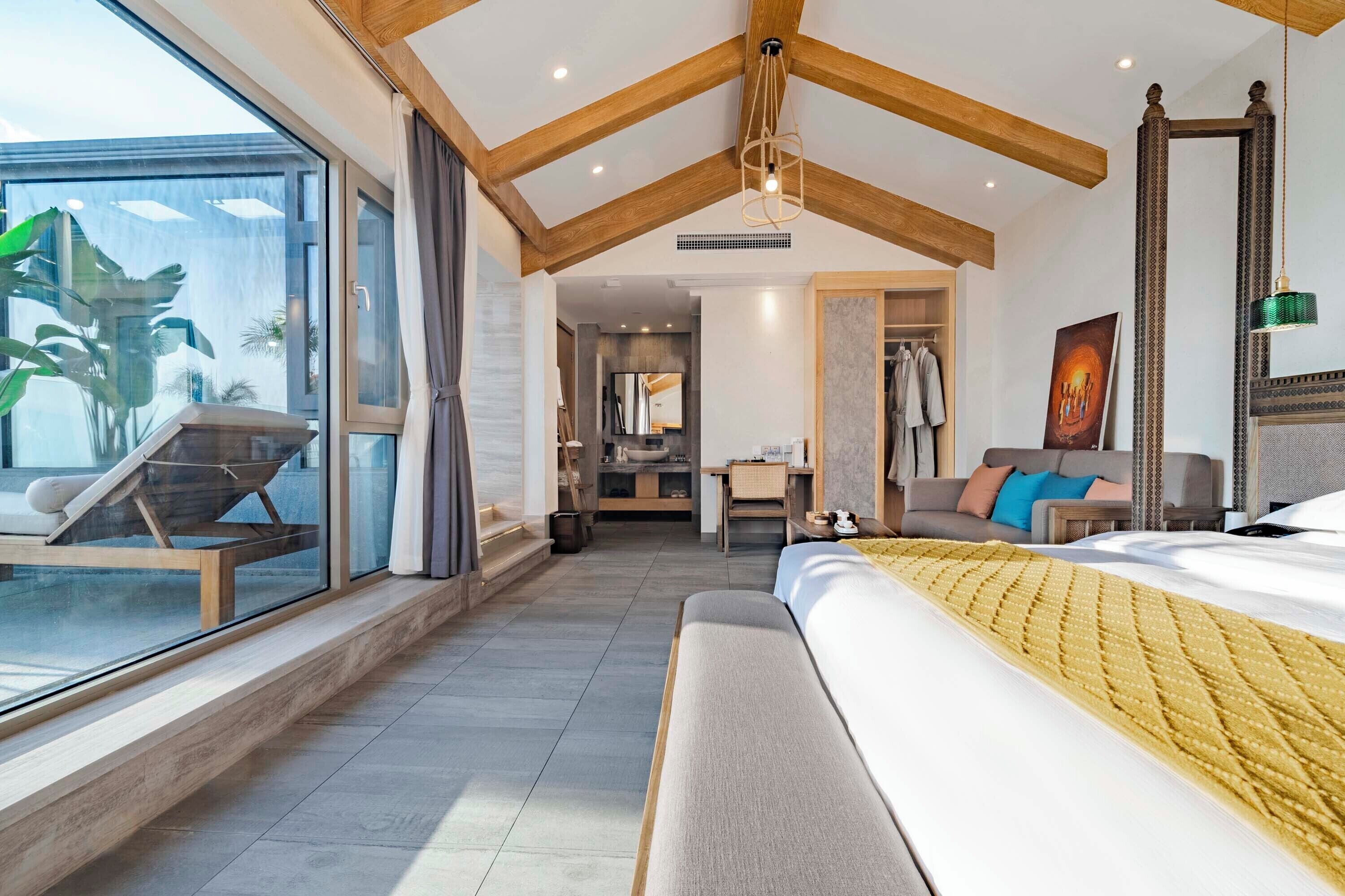 Kahden hengen panoraamahuone, järvinäköala | Minibaari, työpöytä, kannettavalle tietokoneelle sopiva työtila