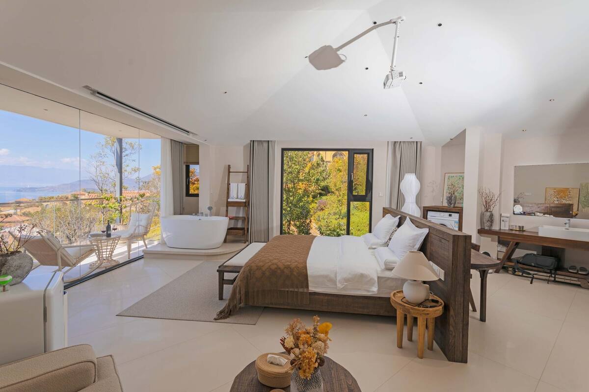 Perhehuone, järvinäköala | Minibaari, työpöytä, kannettavalle tietokoneelle sopiva työtila