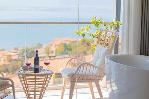 Familienzimmer, Seeblick | Minibar, Schreibtisch, laptopgeeigneter Arbeitsplatz