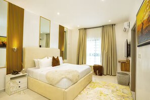 WiFi - 2-bedroom apartment in terrific Ikeja with AC and fitness room (Ikeja)