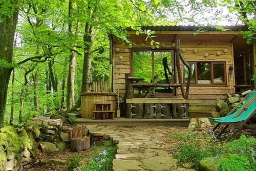 Hideaway Hut Wye, dog friendly accommodation for two people in Wye Valley