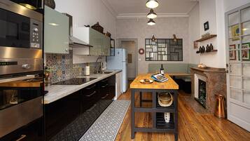 Køleskab, mikrobølgeovn, ovn, kogeplade