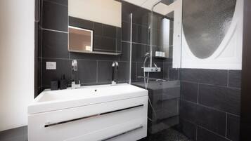 Bruser, gratis toiletartikler, hårtørrer, håndklæder