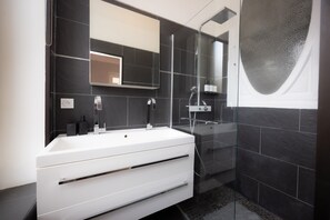 Douche, articles de toilette gratuits, sèche-cheveux