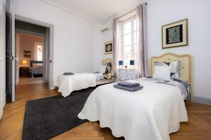 3 habitaciones, tabla de planchar con plancha, wifi y ropa de cama 