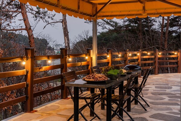 Basic Room, 2 Bedrooms (Eondeokwie Dokchae) - Gangneung Eondeokwie Pension (Gangneung)