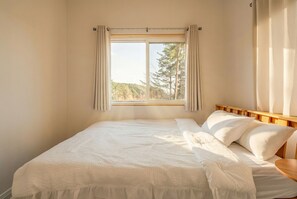 Basic Room, 2 Bedrooms (Eondeokwie Dokchae) - Gangneung Eondeokwie Pension (Gangneung)