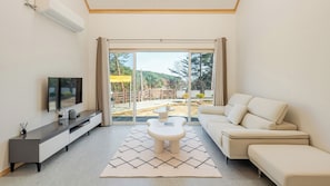 Basic Room, 2 Bedrooms (Eondeokwie Dokchae) | 2 bedrooms, free WiFi - Gangneung Eondeokwie Pension (Gangneung)