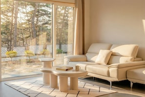 Basic Room, 2 Bedrooms (Eondeokwie Dokchae) - Gangneung Eondeokwie Pension (Gangneung)