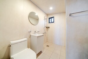 A modern bathroom with a toilet, sink, and shower. - Ganghwa Aiem Glamping (Incheon)