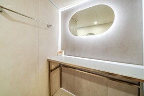 A modern bathroom with a large mirror, a towel rack, and a countertop. - Ganghwa Aiem Glamping (Incheon)