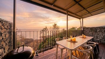 Basic Room, 1 Bedroom (B-106 (Oceanview, No heated water)) | 1 bedroom, free WiFi