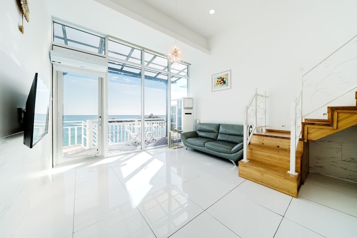 Basic Room, 1 Bedroom (A101 – 10-Second Beach Access)