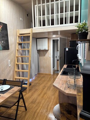 Een koelkast, een microgolfoven, een kookplaat