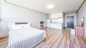 Basic Room, 1 Bedroom (502) - Yeosu Florahostel Pension (Yeosu)