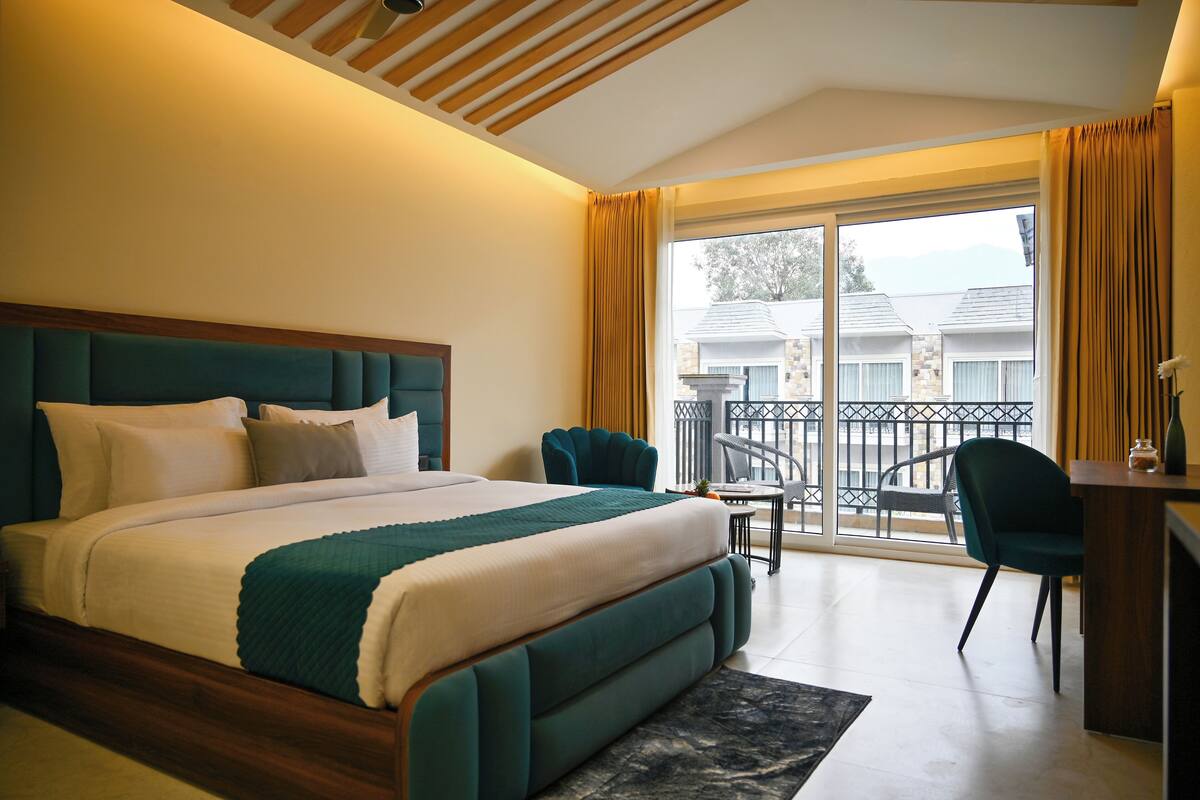 Chambre exécutive, 1 très grand lit, balcon, vue sur la montagne | Literie de qualité, couette en duvet, lit avec matelas Select Comfort
